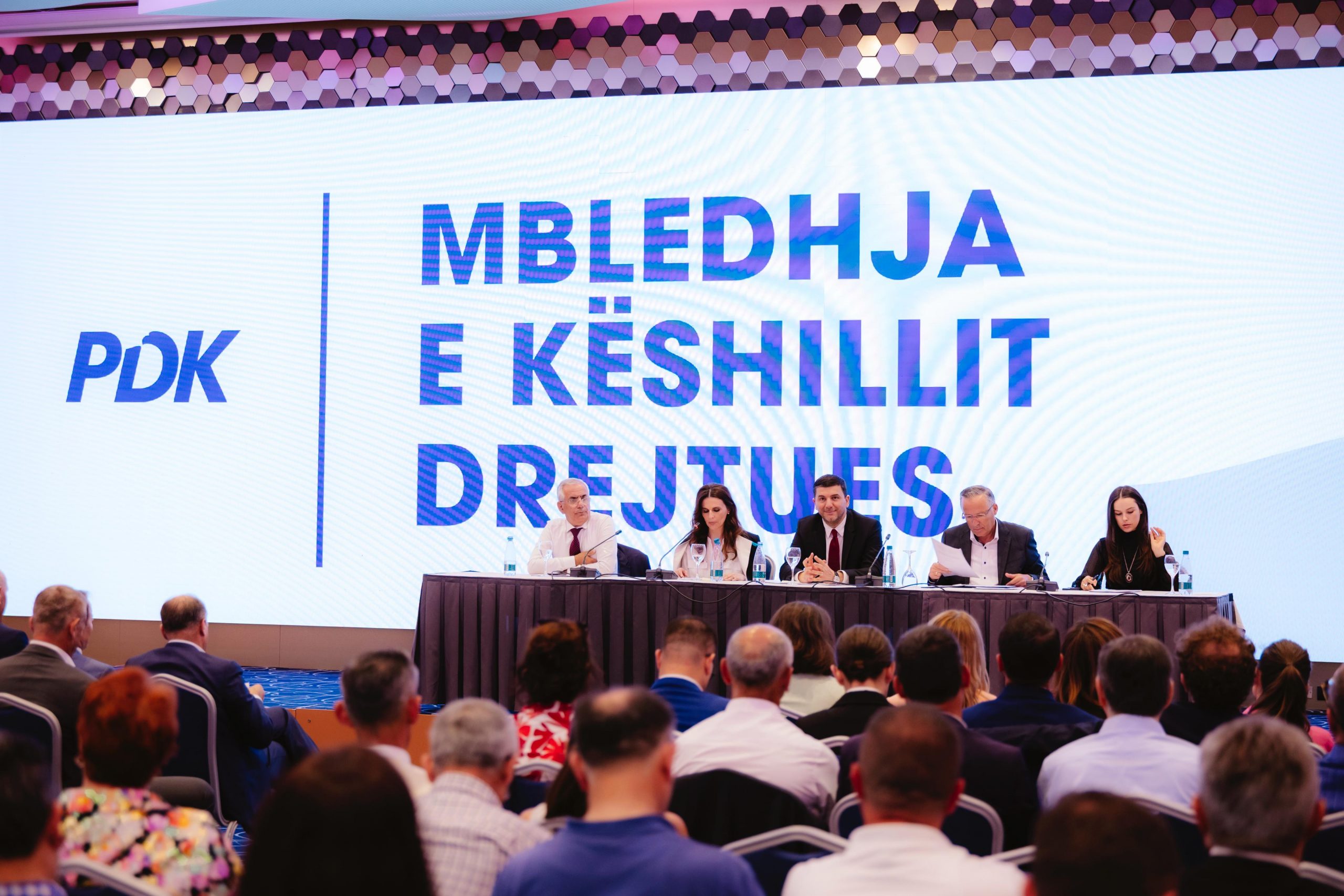 Përfundon mbledhja e PDK së  ja çfarë u tha për zgjedhjet lokale të tetorit