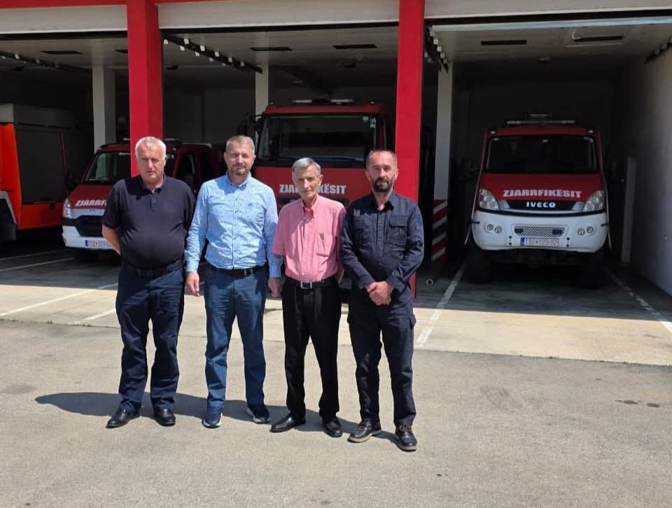 Dy zjarrfikës në ndërrim për mijëra banorë   a mjaftojnë për të na mbrojtur 