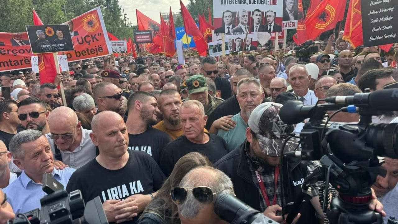 Lladrovci nga protesta në Prishtinë  Liria e Kosovës është e mangët pa liderët tanë të luftës dhe paqes