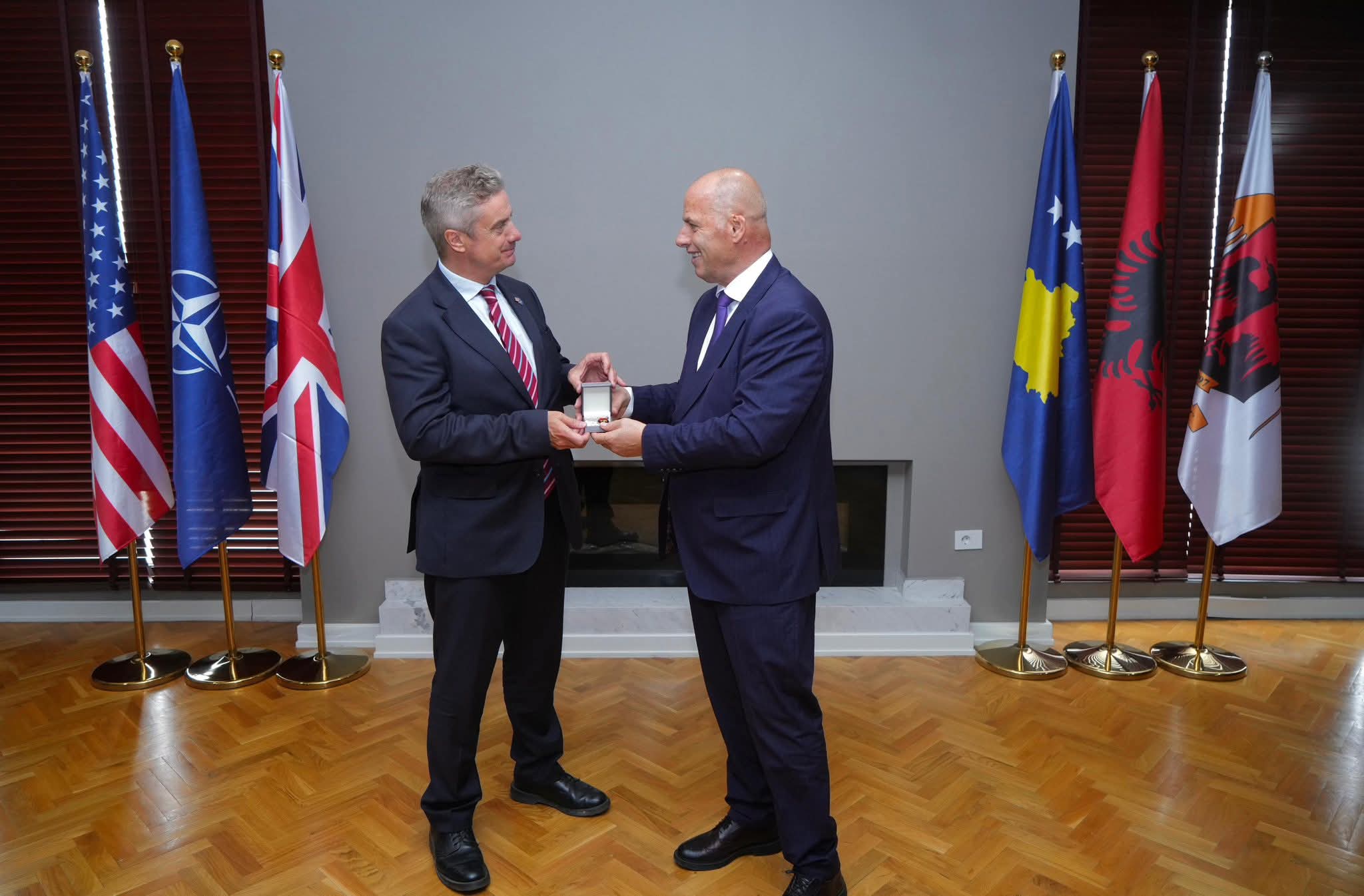 Lladrovci në takim me ambasadorin britanik Hargreaves  Çelësi i suksesit të performancës tonë është disiplina