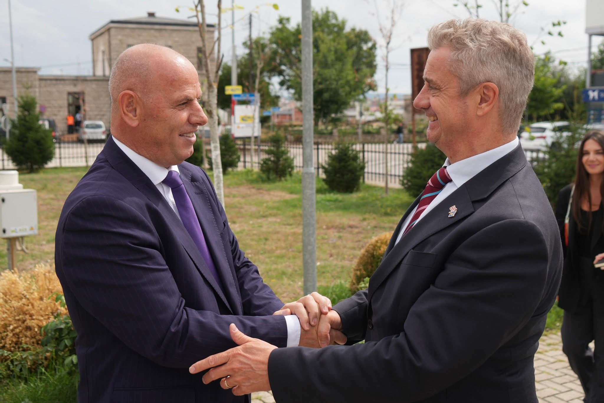 Ambasadori britanik vlerëson lartë qeverisjen e Ramiz Lladrovcit në Drenas  Një nga komunat me performancën më të mirë në Kosovë