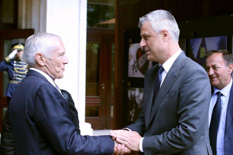 Gjenerali Wesley Clark konfirmohet zyrtarisht si dëshmitar i mbrojtjes së Thaçit