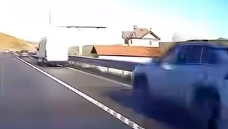 Plaçkitje e armatosur në autostradën  Ibrahim Rugova   pamje nga vendi i ngjarjes  VIDEO 