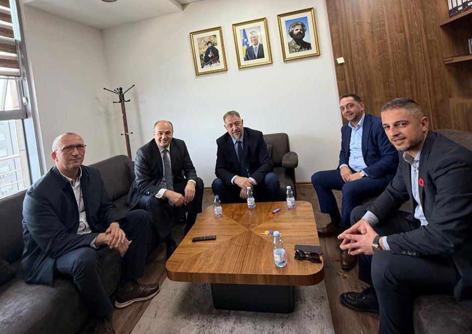 Enver Hoxhaj nis javën me vizitë në Skenderaj  takohet me drejtuesit komunalë