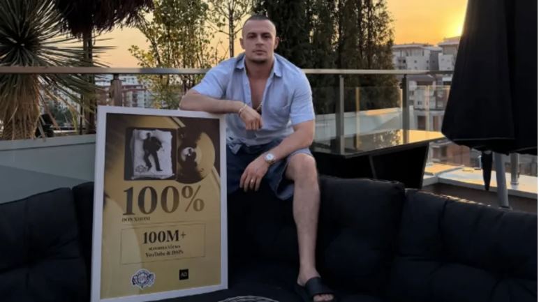 Don Xhoni thyen rekordin e radhës   albumi i ri i tij arrin 100 milionë dëgjime